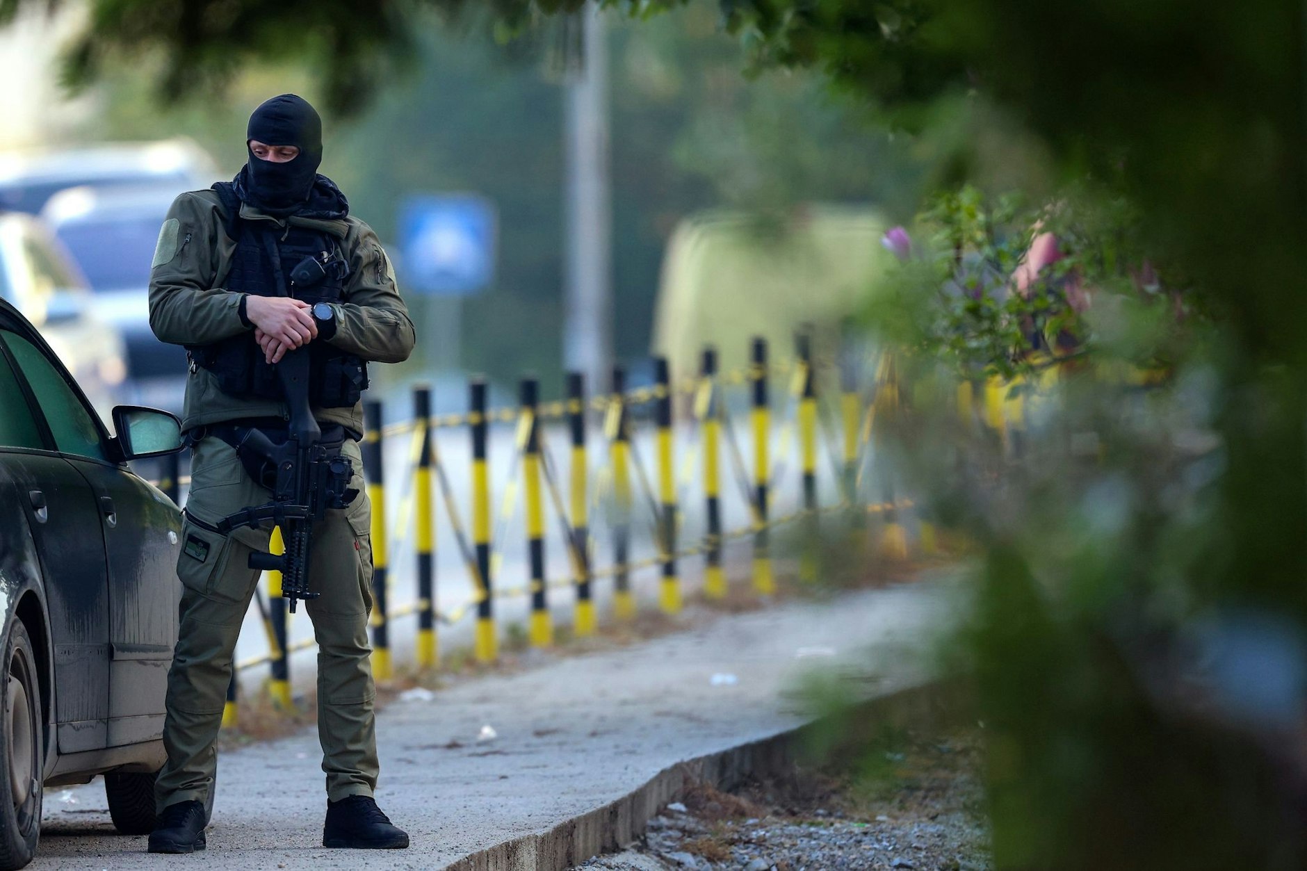Ein Polizeibeamter steht neben dem Schauplatz eines Anschlags in dem Dorf Dubona, etwa 50 Kilometer südöstlich von Belgrad, Wache.  