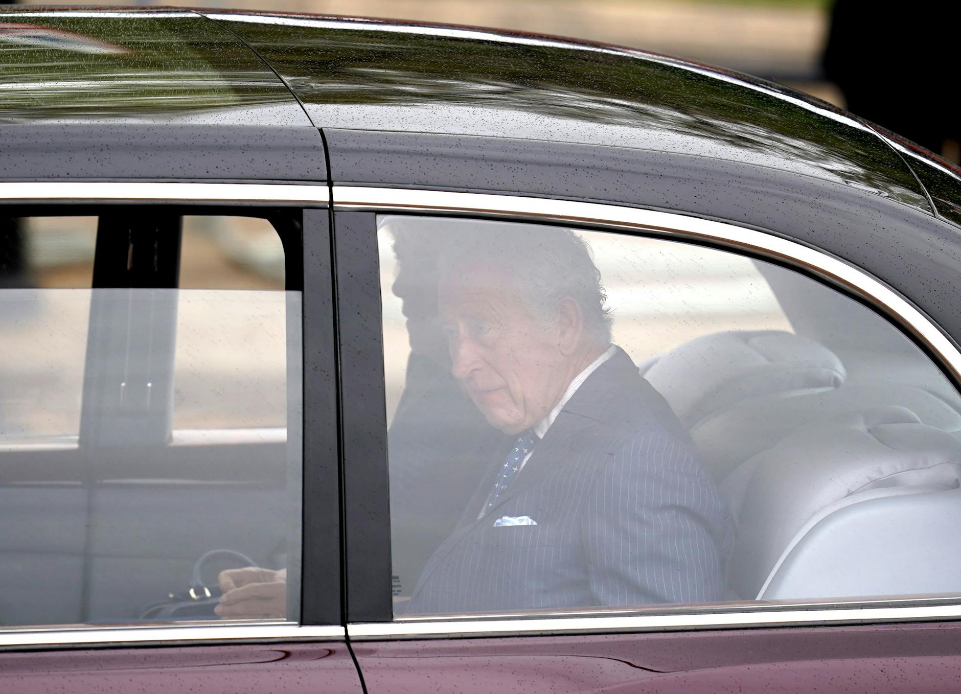 König Charles III. und Königsgemahlin Camilla kommen vor ihrer Krönungszeremonie mit dem Auto am Buckingham Palace an.