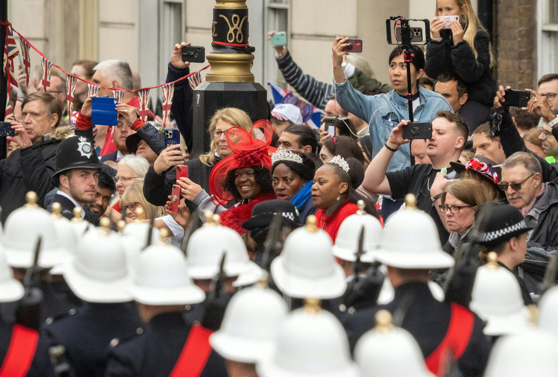 Vor der Krönungszeremonie versammelt sich im Zentrum von London Zuschauer auf dem Parliament Square.