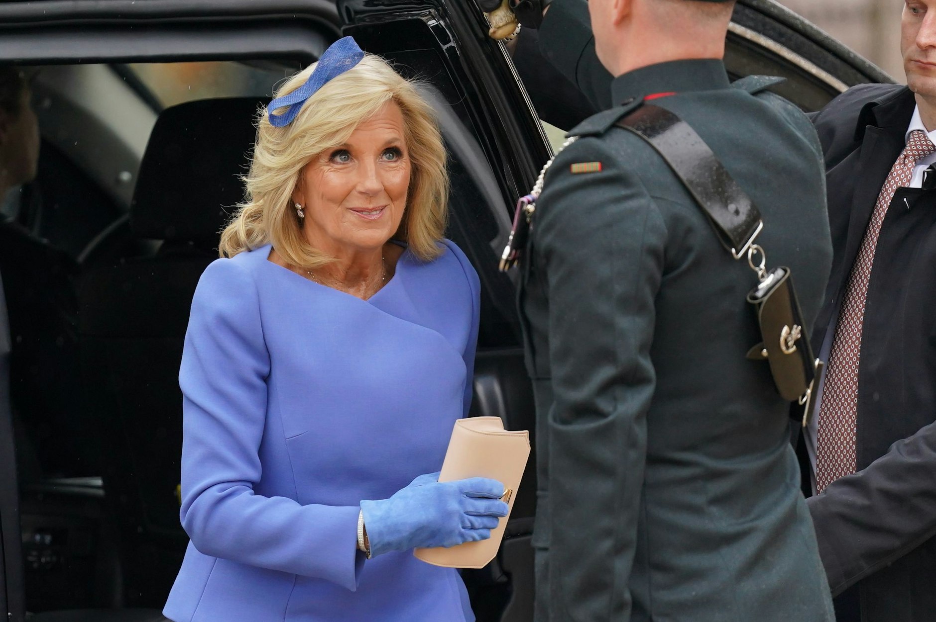 Jill Biden, First Lady der USA, trifft vor der Krönungszeremonie von König Charles III. in der Westminster Abbey im Zentrum Londons ein.