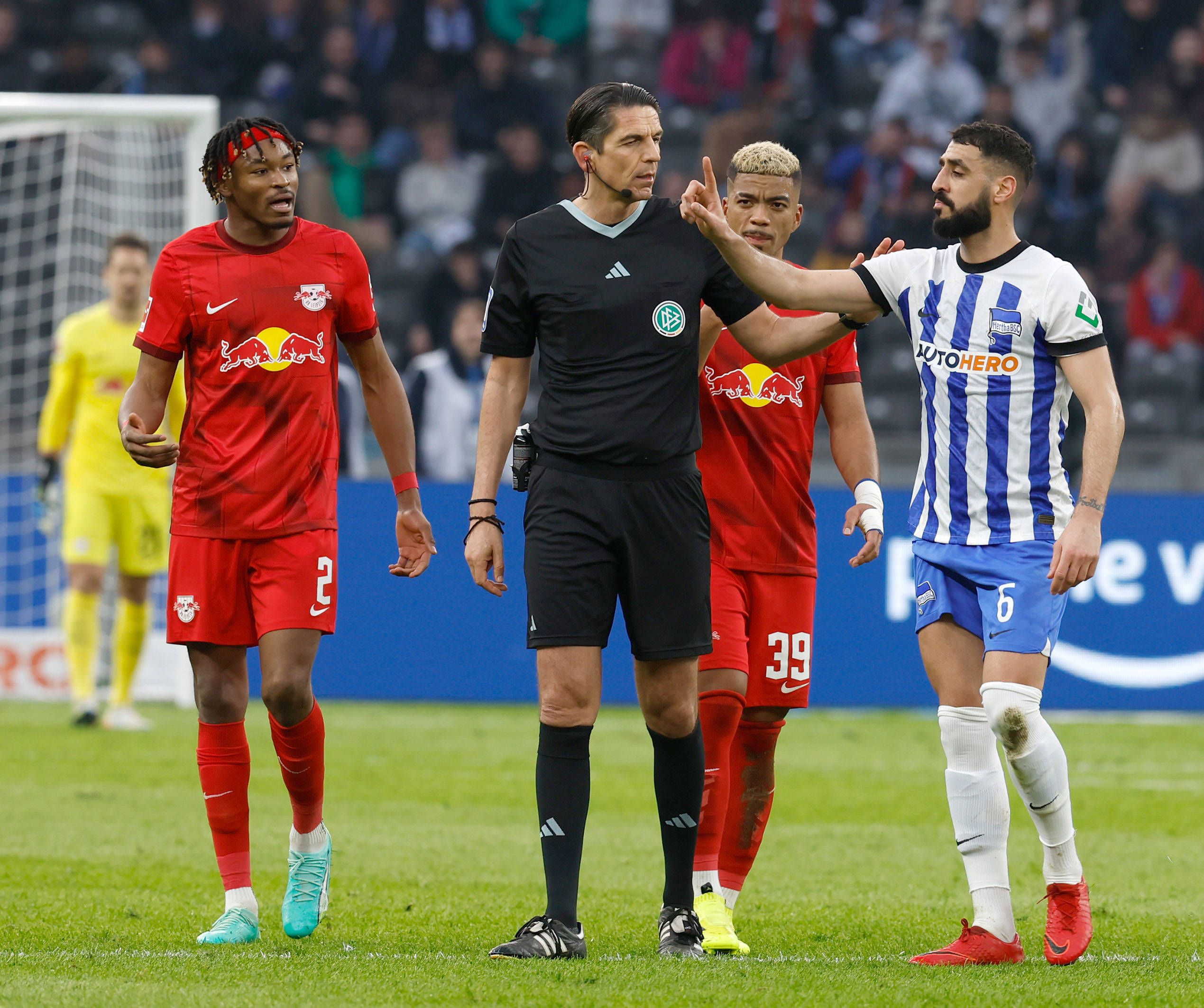 Image - Brisant! Deniz Aytekin pfeift Hertha BSC gegen VfB Stuttgart