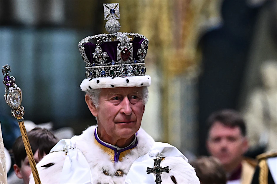 König Charles III. mit der Edwardskrone.