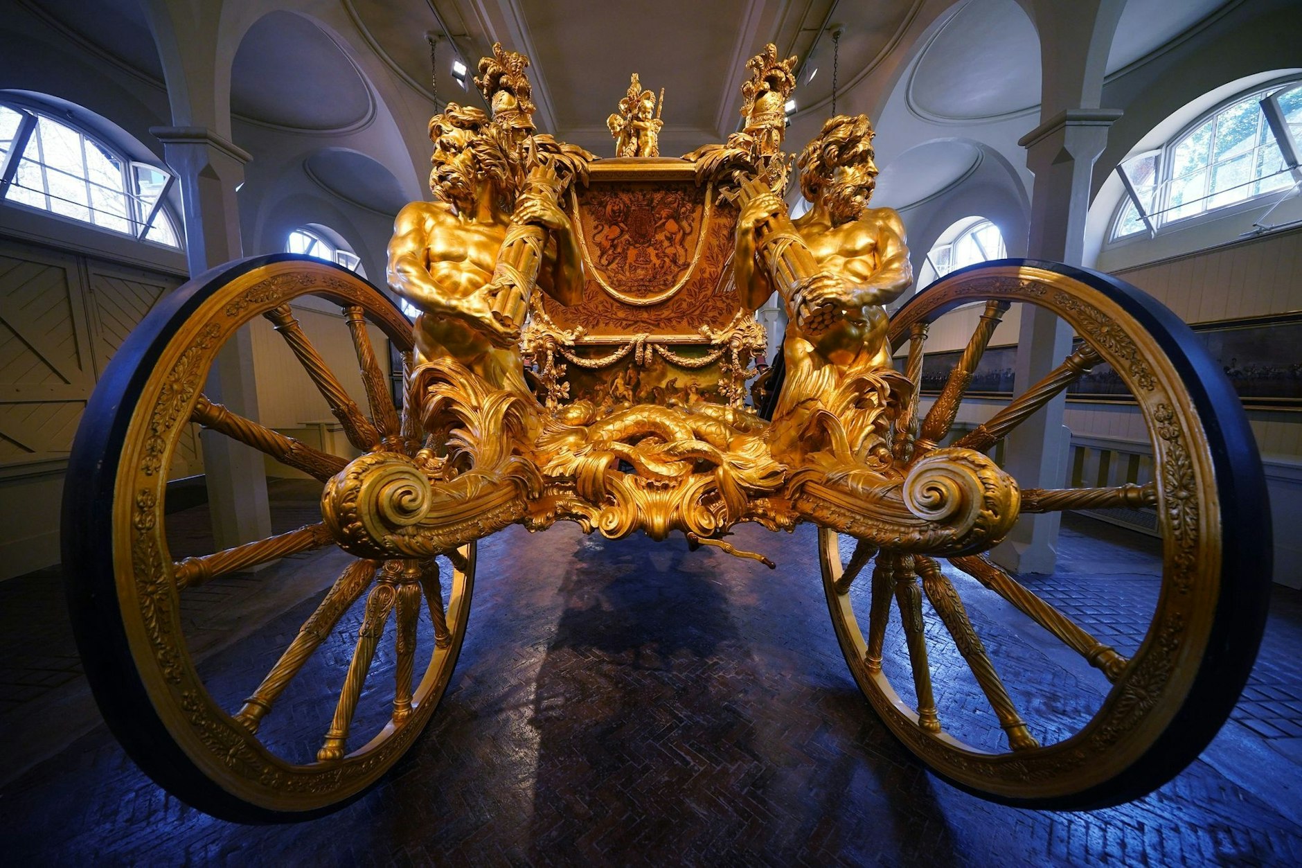 ARCHIV - Die goldene Staatskutsche steht in den Royal Mews (Stallungen) im Buckingham Palace.  
