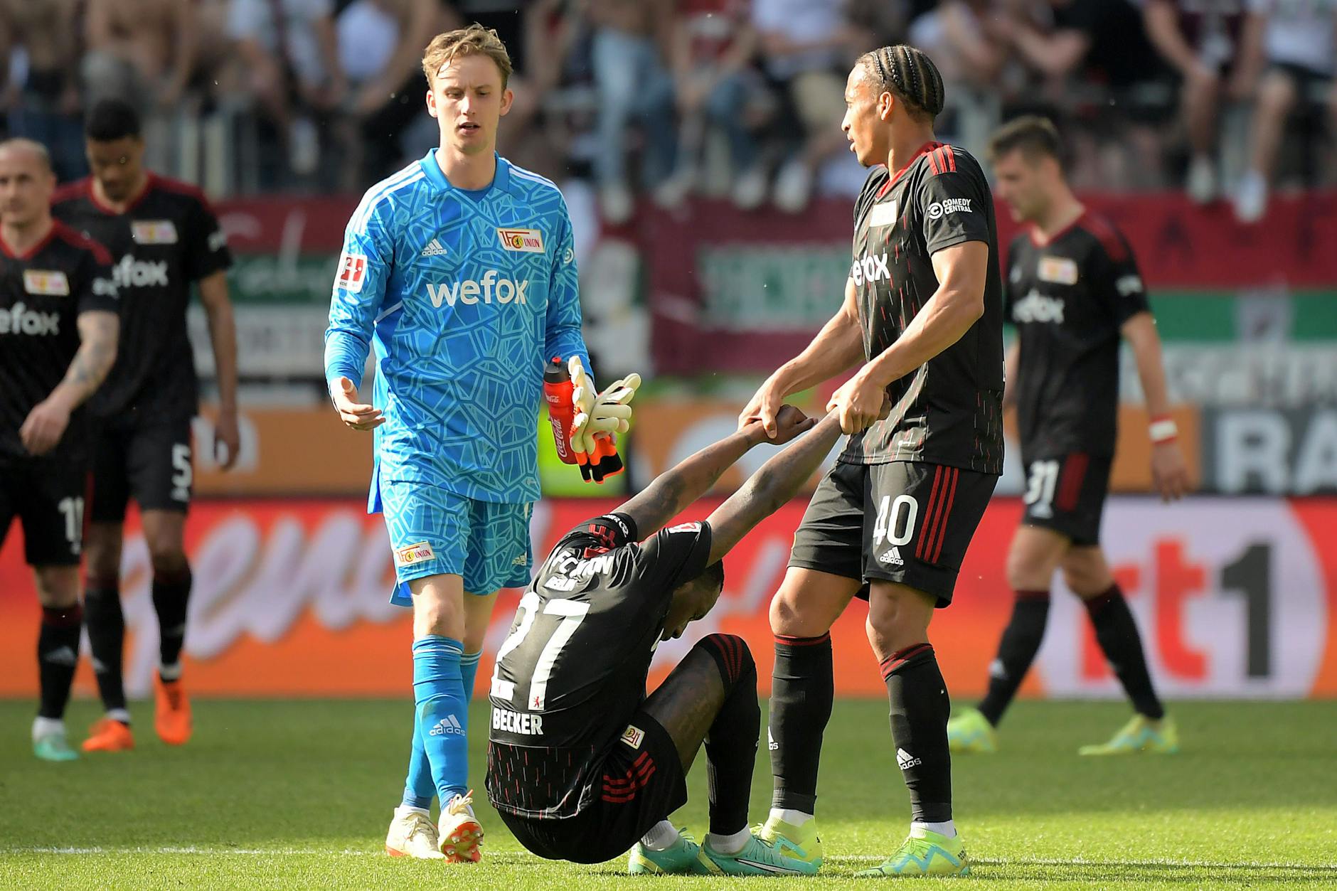 Aufrichten, aber schnell: Fredrik Rönnow, Sheraldo Becker und Jamie Leweling (v.l.n.r.) müssen sich mit dem 1. FC Union Berlin schleunigst auf die letzten Aufgaben der Saison konzentrieren.