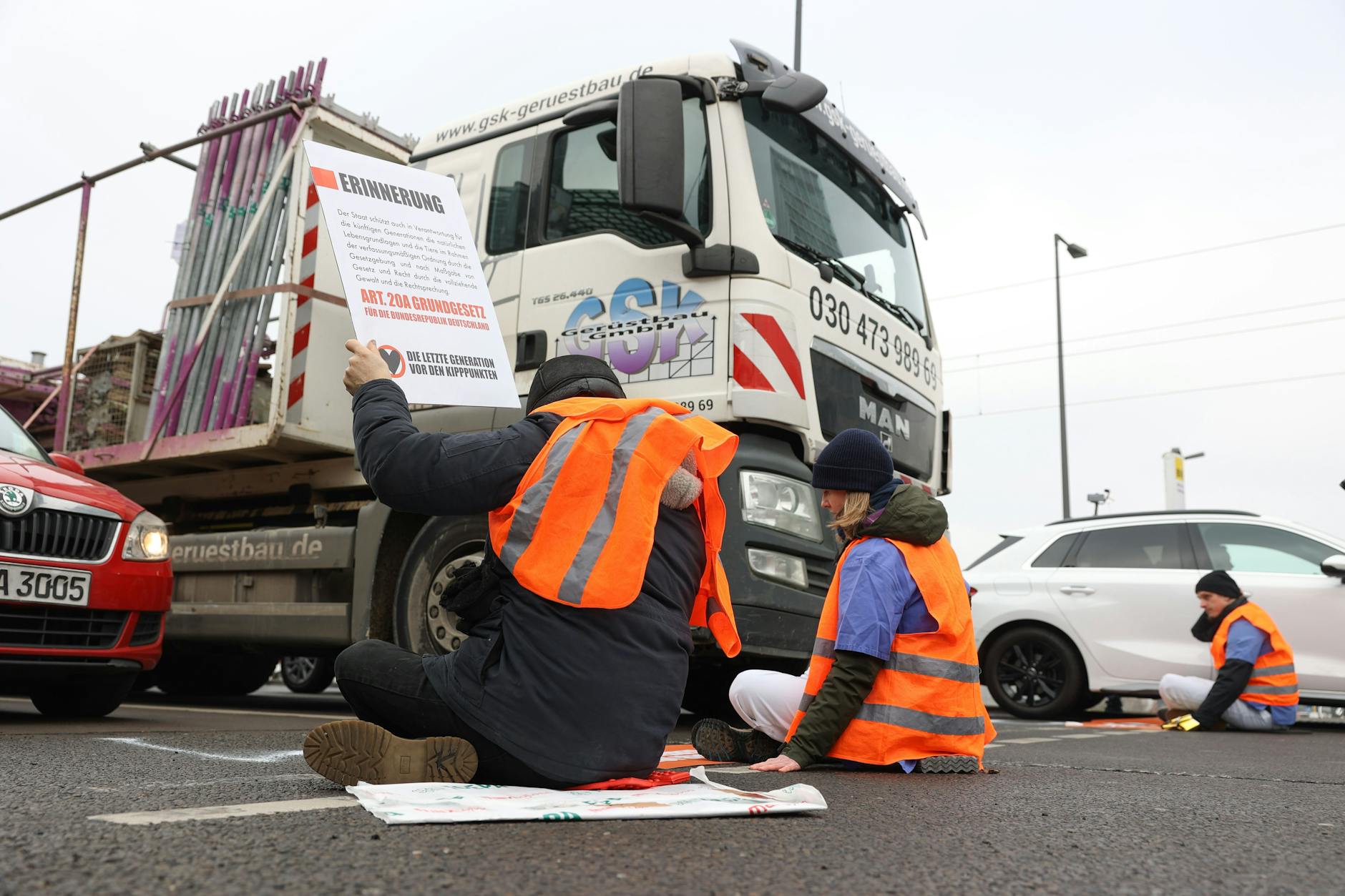 Bereits im Februar hatten Klimaaktivisten an derselben Stelle den Verkehr blockiert.