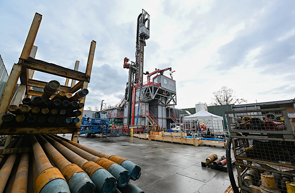 ARCHIV - Rohre liegen auf dem Gelände des Bohrplatzes für das Tiefen-Geothermie-Projekt der Stadtwerke an der Heinrich-Mann-Allee in Potsdam.  
