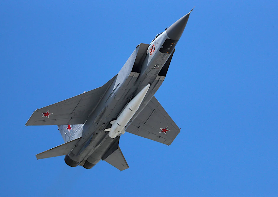 Ein Mikoyan MiG-31 Abfangjäger der russischen Luftwaffe fliegt bei der russischen Militärparade zum Tag des Sieges beladen mit einer ballistischen Luft-Boden-Rakete „Kinschal“.&nbsp;
