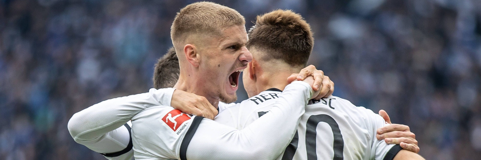 Hertha BSC lebt noch: Marton Dardai jubelt mit seinen Kollegen über den Sieg gegen den VfB Stuttgart.&nbsp;