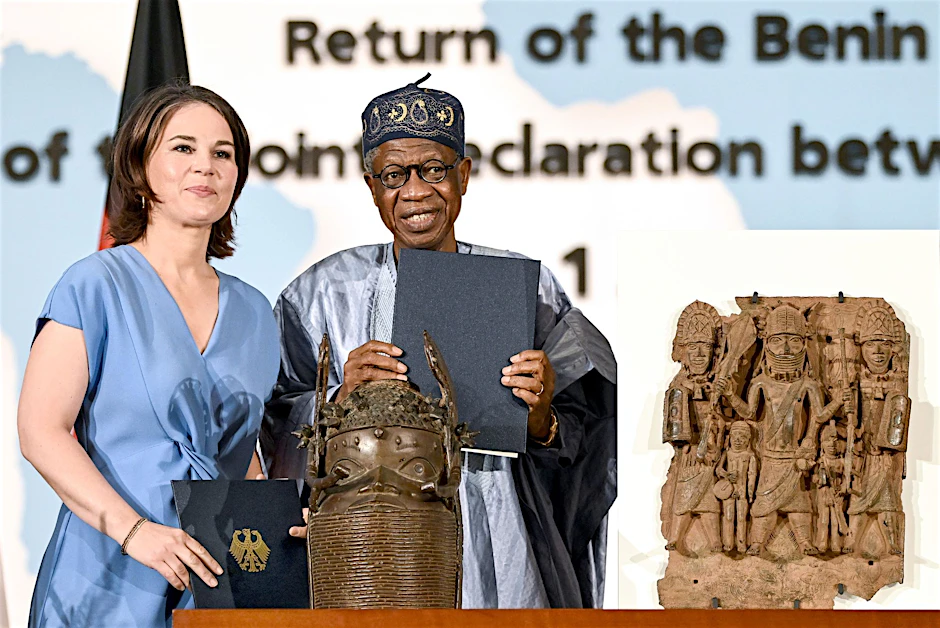Die Außenministerin Annalena Baerbock und der Kulturminister von Nigeria Lai Mohammed bei der Unterzeichnung einer Absichtserklärung für Eigentumsübertragungen wertvoller Benin-Bronzen in Berlin.