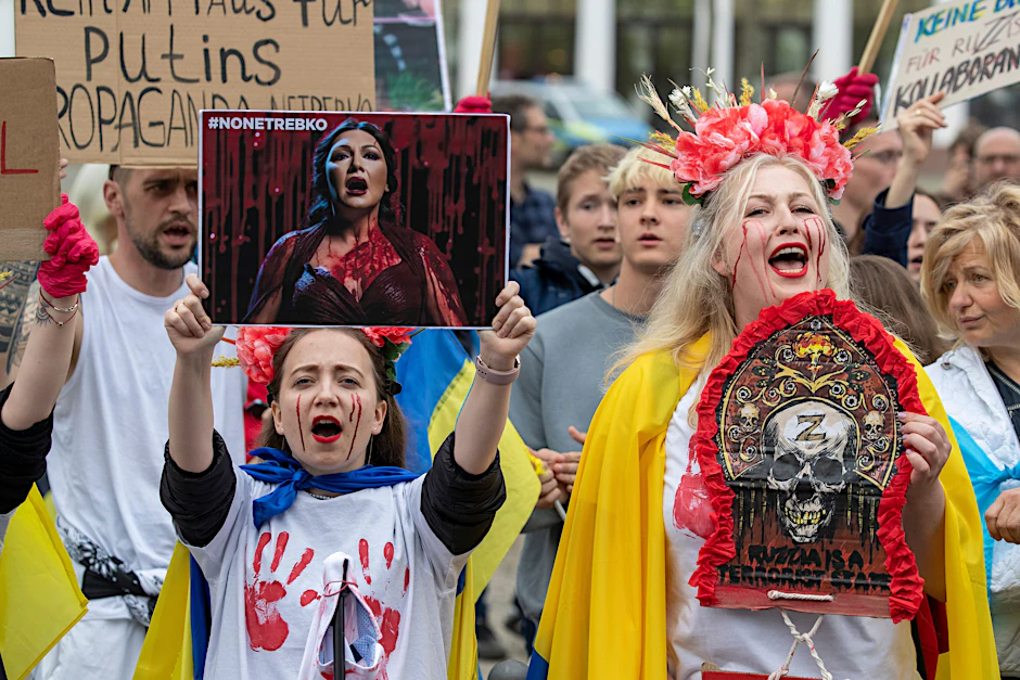 Hunderte Menschen standen am Abend vor dem Hessischen Staatstheater und demonstrierten gegen den Auftritt der russischen Sopranistin Anna Netrebko.