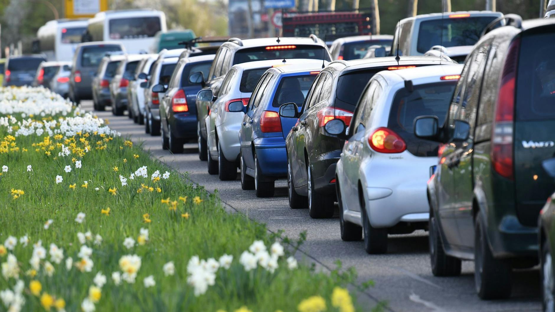 In Berlin stehen jeden Tag Tausende Autofahrer im Stau. Schuld sind oft Baustellen und Demos.