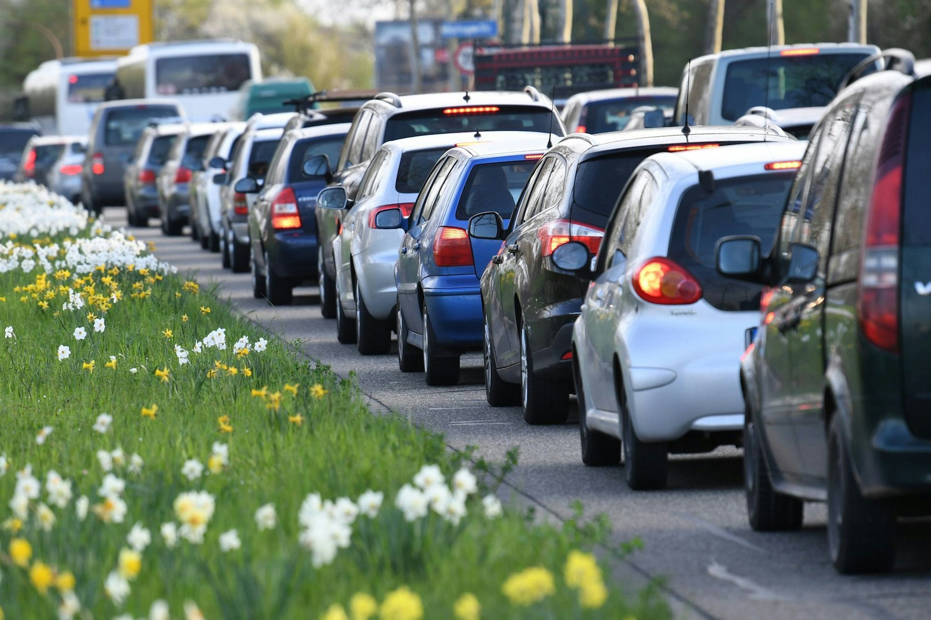 Im Verkehr in Berlin stehen jeden Tag Tausende Autofahrer im Stau. Schuld sind oft Baustellen und Demos.