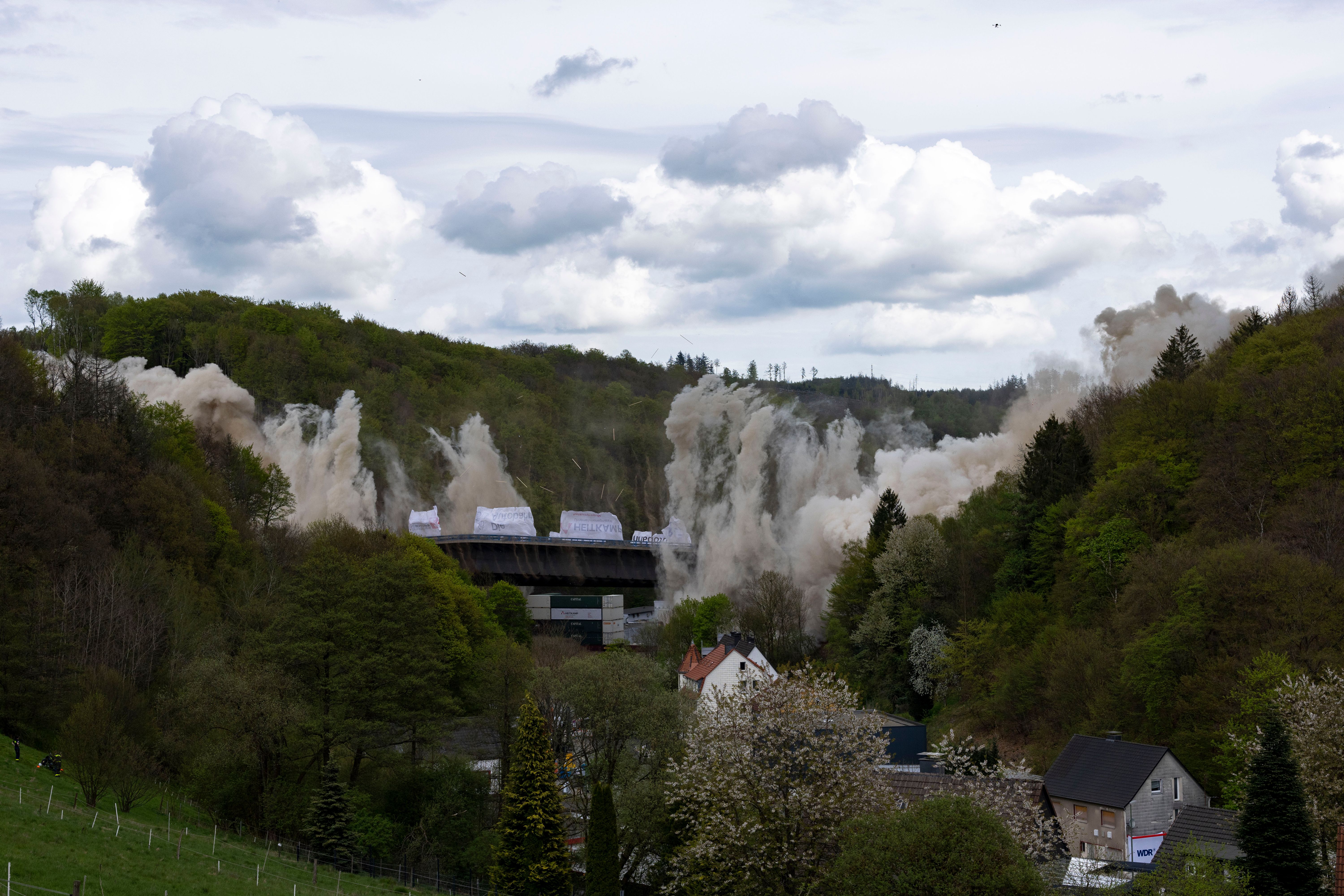 Mit Video: Autobahn-Talbrücke Rahmede Im Sauerland Gesprengt