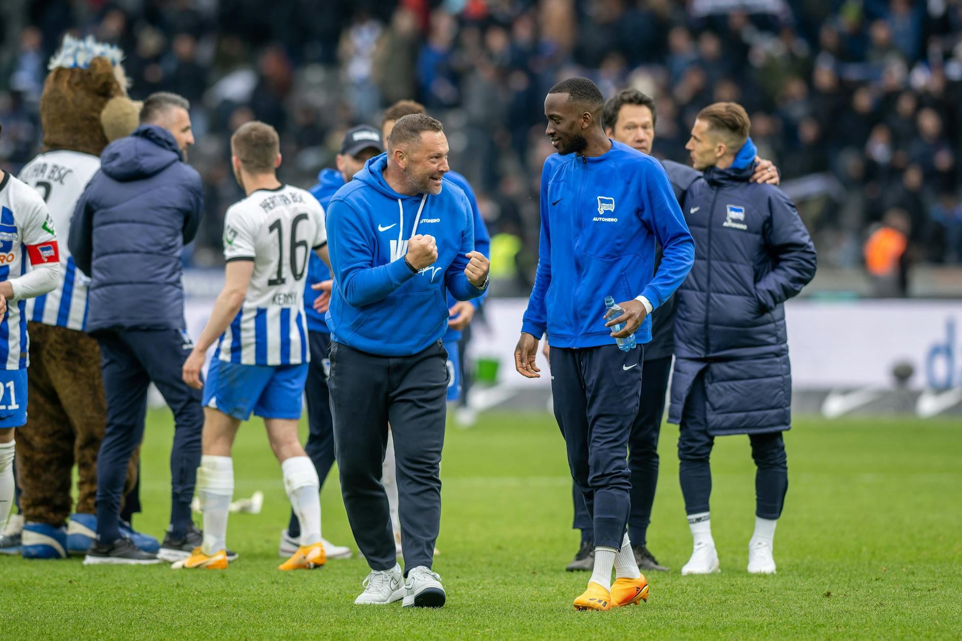 Siehst du, Dodi, so haben wir eine Chance: Hertha-Trainer Pal Dardai (47) jubelt mit Stürmer Lukabkio nach dem 2:1-Sieg gegen Stuttgart. 