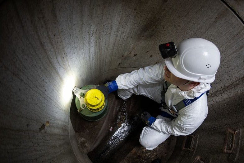 Cedrik Harlander, Bereichsleiter für Großkanalreinigung und Oberflächenentwässerung des Klärwerke und Kanalbetrieb Eigenbetrieb Stadtentwässerung (SES), zeigt auf dem Grund eines Schachts zu einem Rohrkanal eine Köderbox für Ratten.