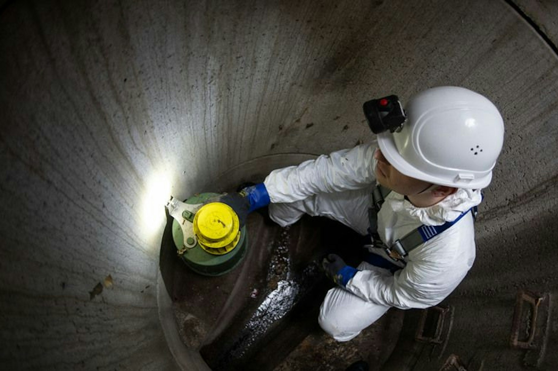 Cedrik Harlander, Bereichsleiter für Großkanalreinigung und Oberflächenentwässerung des Klärwerke und Kanalbetrieb Eigenbetrieb Stadtentwässerung (SES), zeigt auf dem Grund eines Schachts zu einem Rohrkanal eine Köderbox für Ratten.