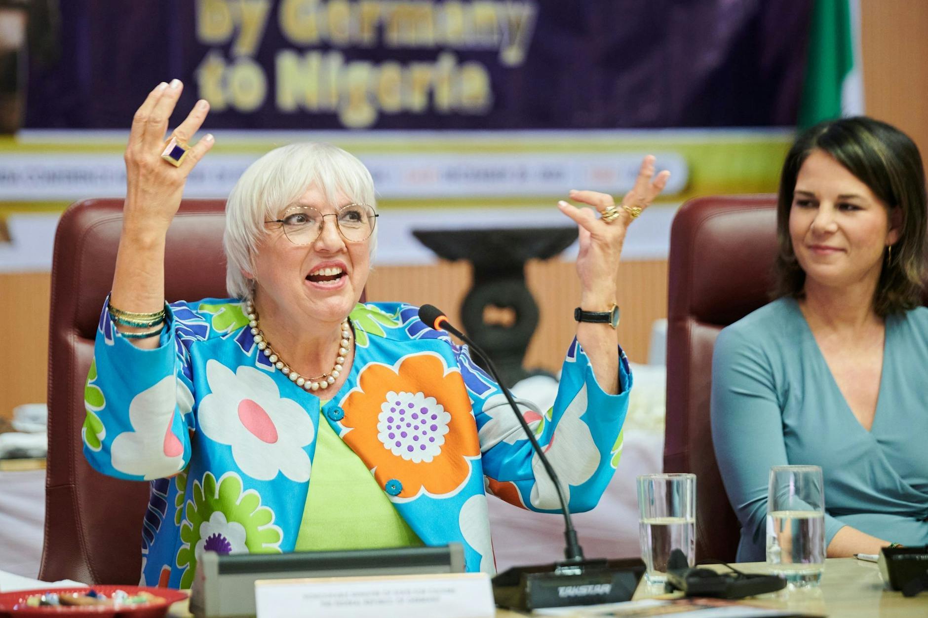Kulturstaatsministerin Claudia Roth (l.) und Außenministerin Annalena Baerbock in Nigeria bei der Rückgabe der Benin-Bronzen im Dezember 2022