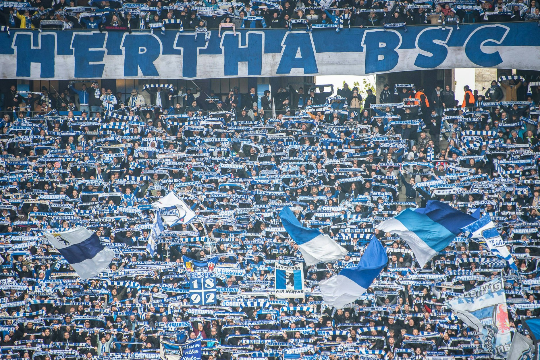 Nicht nur die Ostkurve war bei Heimspielen von Hertha BSC zuletzt pickepackevoll, sondern das ganze Olympiastadion. 