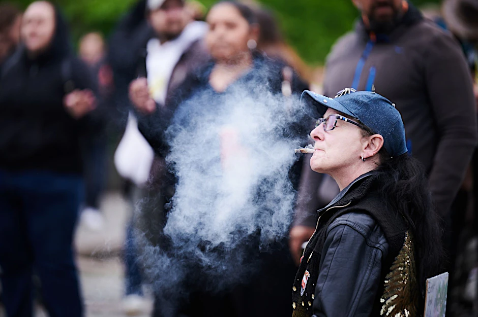 Eine Cannabis-Konsumentin raucht in Berlin während einer Demonstration einen Joint.  