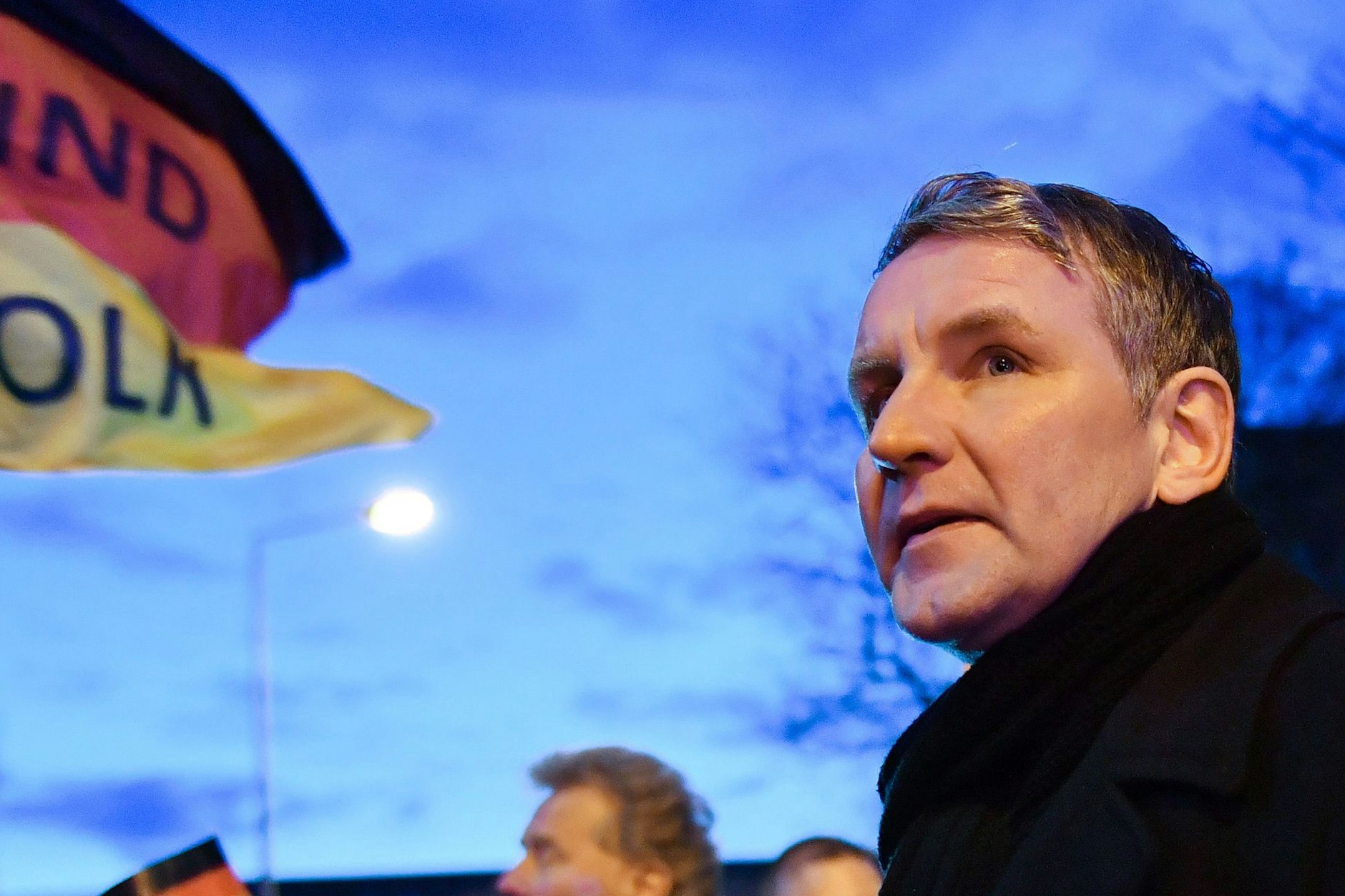 ARCHIV - 03.03.2020, Erfurt: Björn Höcke protestiert mit Mitgliedern und Anhängern der AfD am Thüringer Landtag gegen eine Wahl des Linke-Politikers Bodow Ramelow.