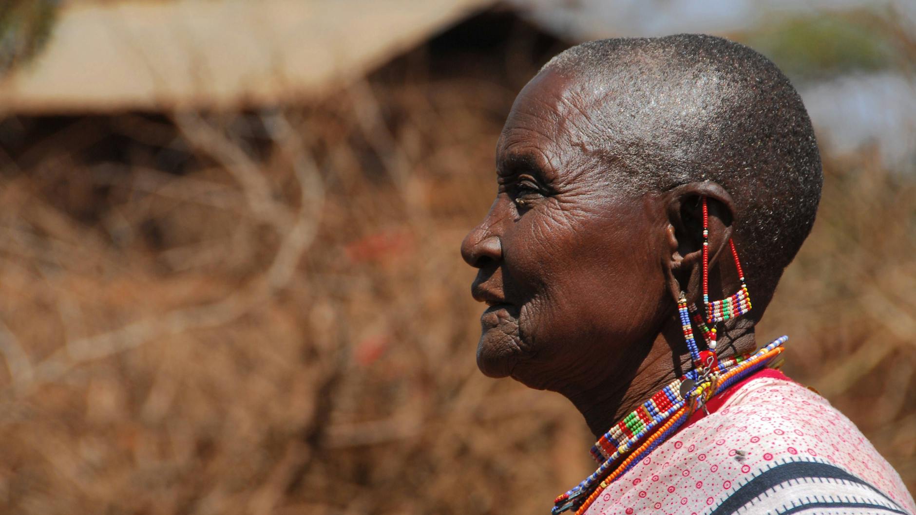 Eine ältere afrikanische Frau der Masai in Kenia. Hier sind alle fifty up