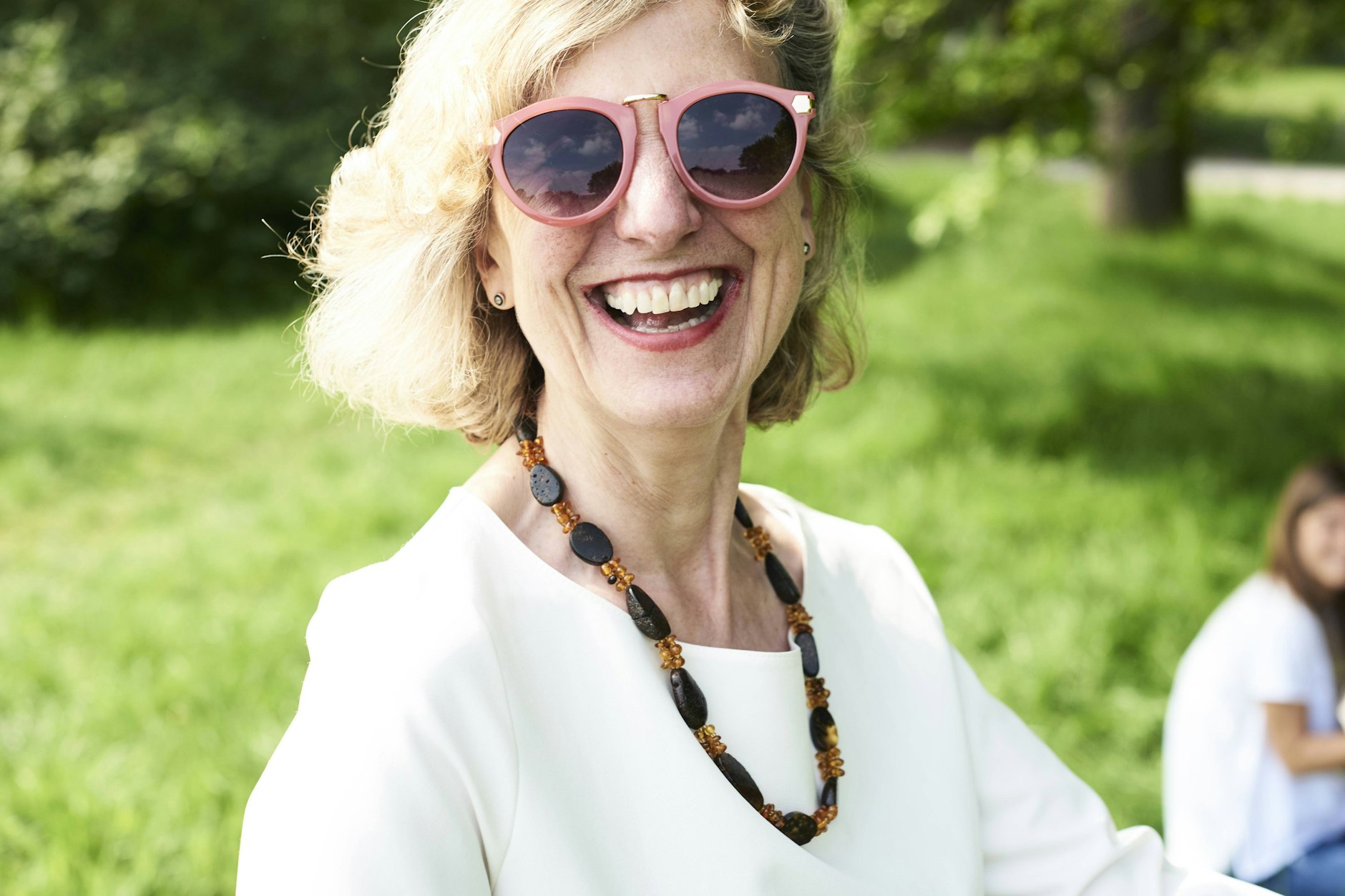 Diese fröhliche Dame lacht auf die Frage ihres Alters. Sie ist schon länger fifty up