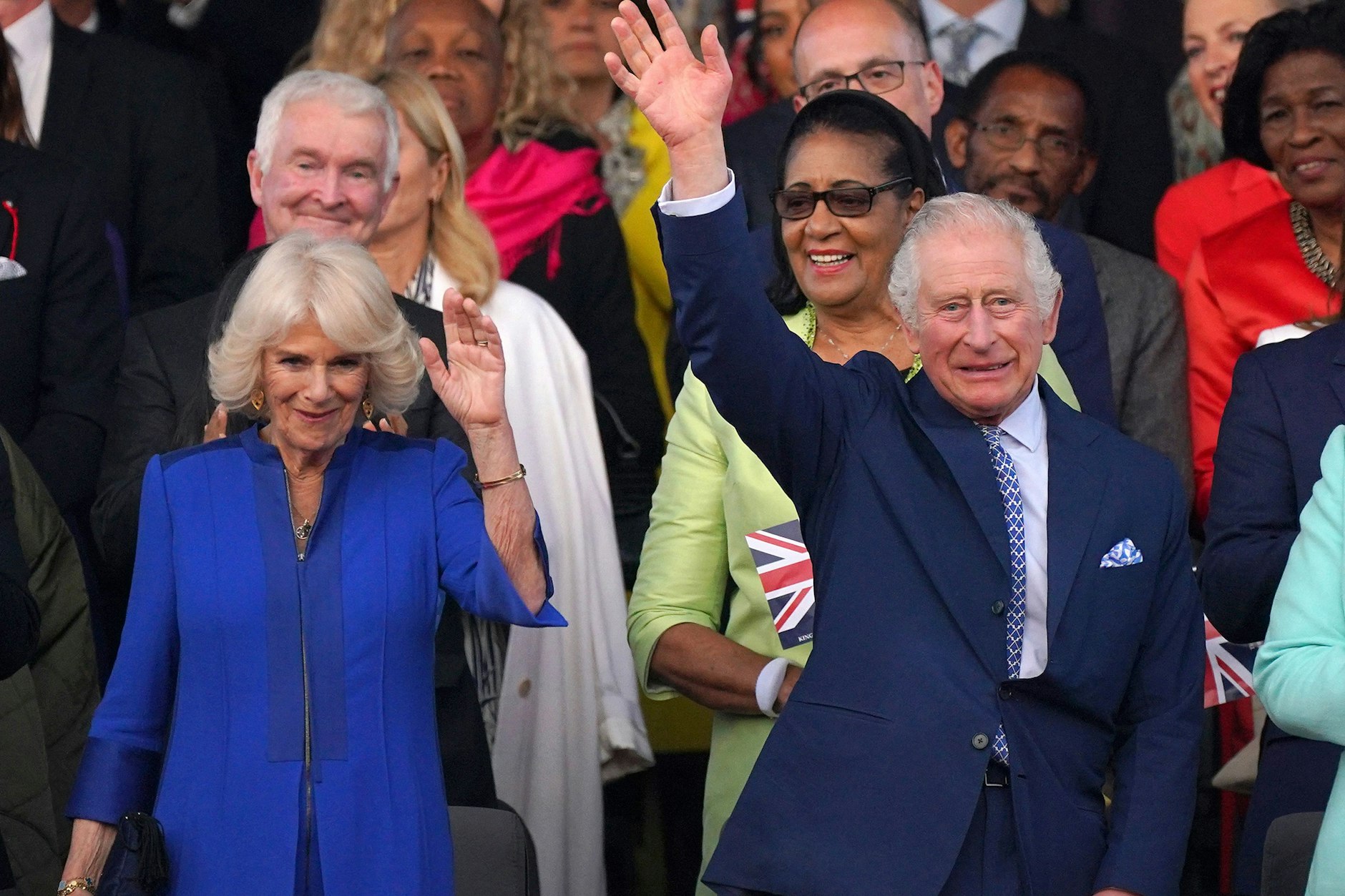 König Charles III. und Camilla winken den jubelnden Zuschauern beim Krönungskonzert zu.