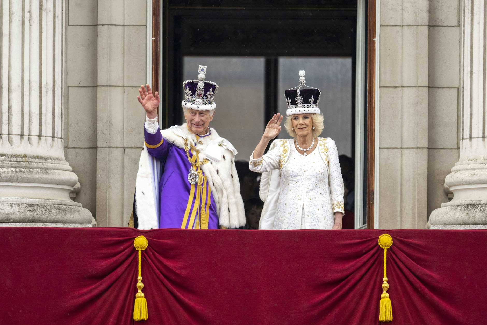 Everybodys Darling für einen Tag: König Charles III und Königin Camilla auf dem Balkon des Buckingham Palaces in London.