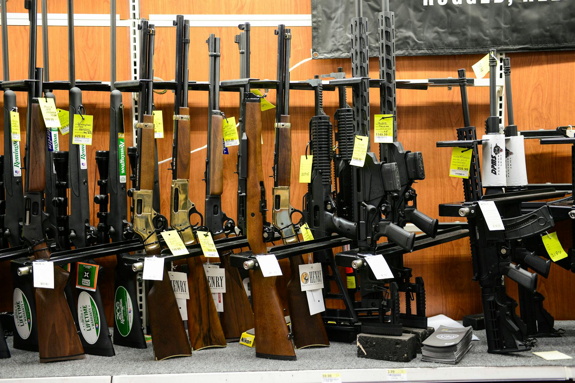 So werden tödliche Waffen in einem Supermarkt im US-Bundesstaat angeboten.