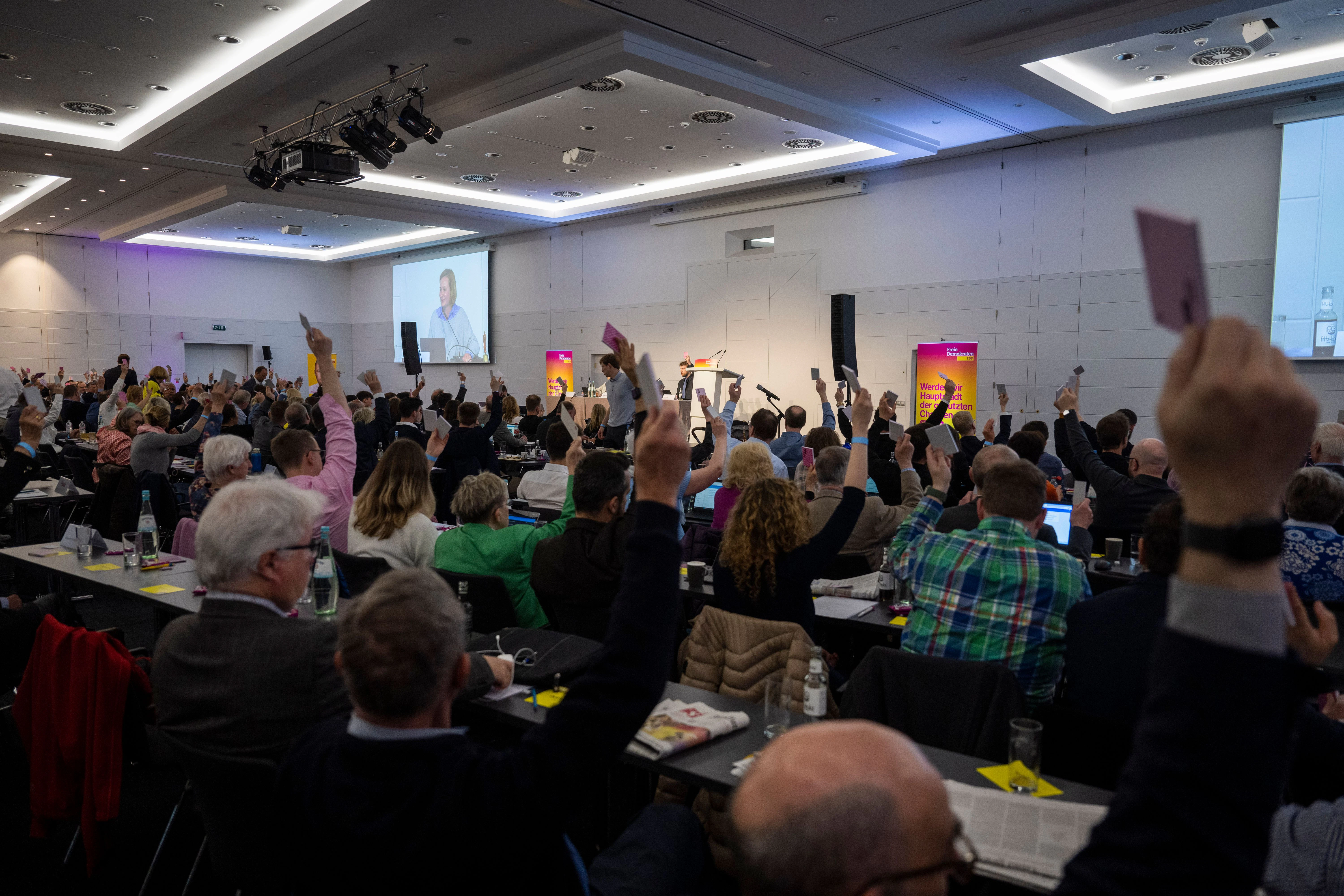 Mitglieder der FDP Berlin stimmen bei ihrem Parteitag ab. Bei dem Parteitag wird unter anderem über Konsequenzen aus der Wahl zum Abgeordnetenhaus am 12. Februar debattiert.