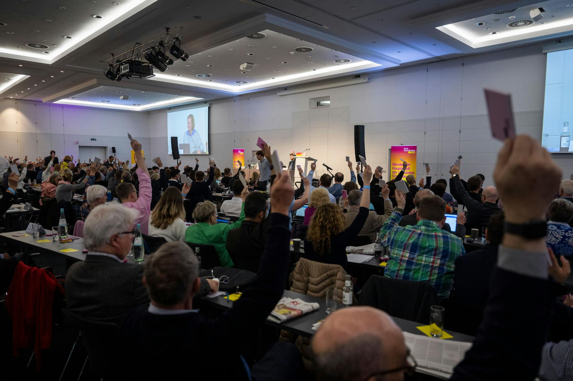 Mitglieder der FDP Berlin stimmen bei ihrem Parteitag ab. Bei dem Parteitag wird unter anderem über Konsequenzen aus der Wahl zum Abgeordnetenhaus am 12. Februar debattiert.