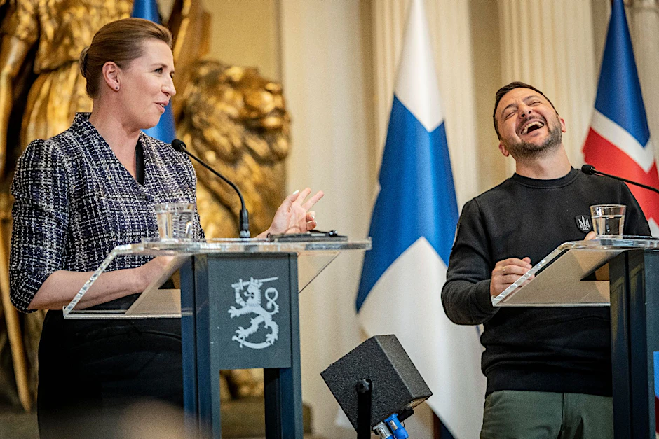 Seltenes Bild: Wolodymyr Selenskyj lacht in Helsinki neben Dänemarks Ministerpräsidentin Mette Frederiksen.&nbsp;