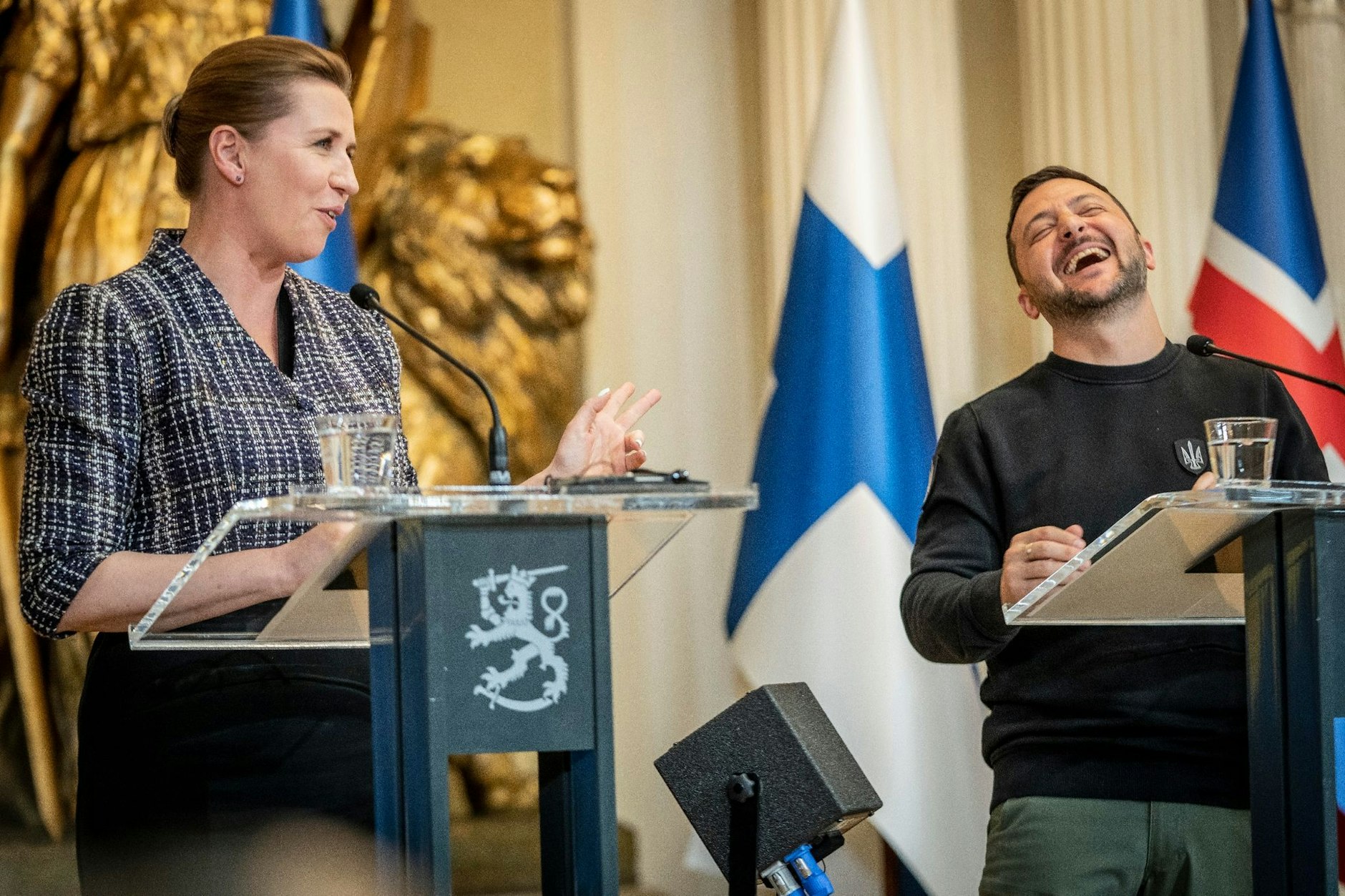 Seltenes Bild: Wolodymyr Selenskyj lacht in Helsinki neben Dänemarks Ministerpräsidentin Mette Frederiksen.&nbsp;