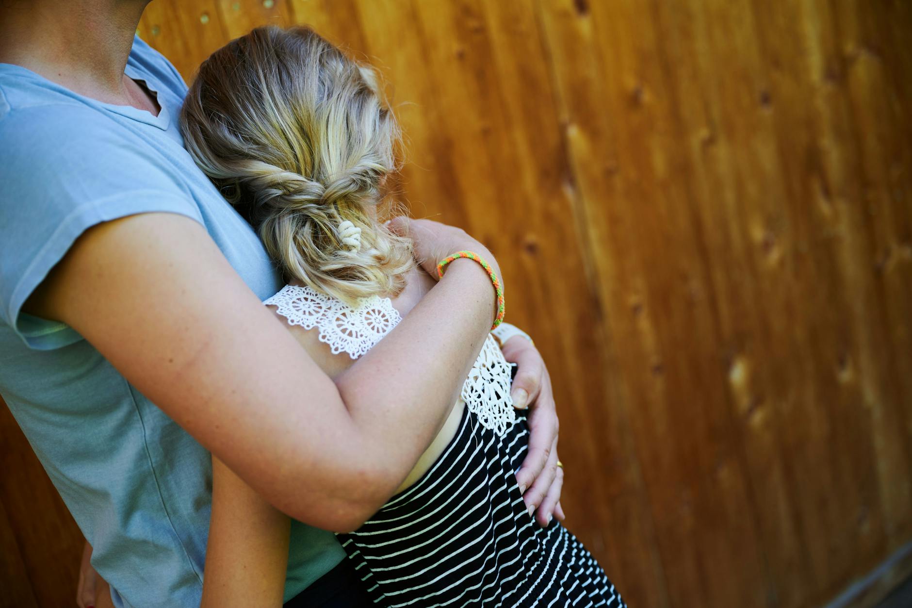 Eine Mutter spendet ihrem Kind Trost: So das traditionelle Mutterbild.