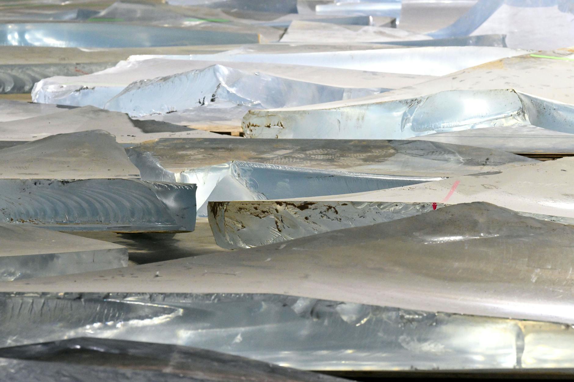 Nein, das sind keine Eisschollen im arktischen Meer, das sind Bruchstücke des AquaDom. Das zylinderförmige Riesenaquarium war am 16. Dezember 2022 im Foyer eines Berliner Hotels geplatzt, eine Million Liter Wasser flossen ins Hotel und auf die Straße.