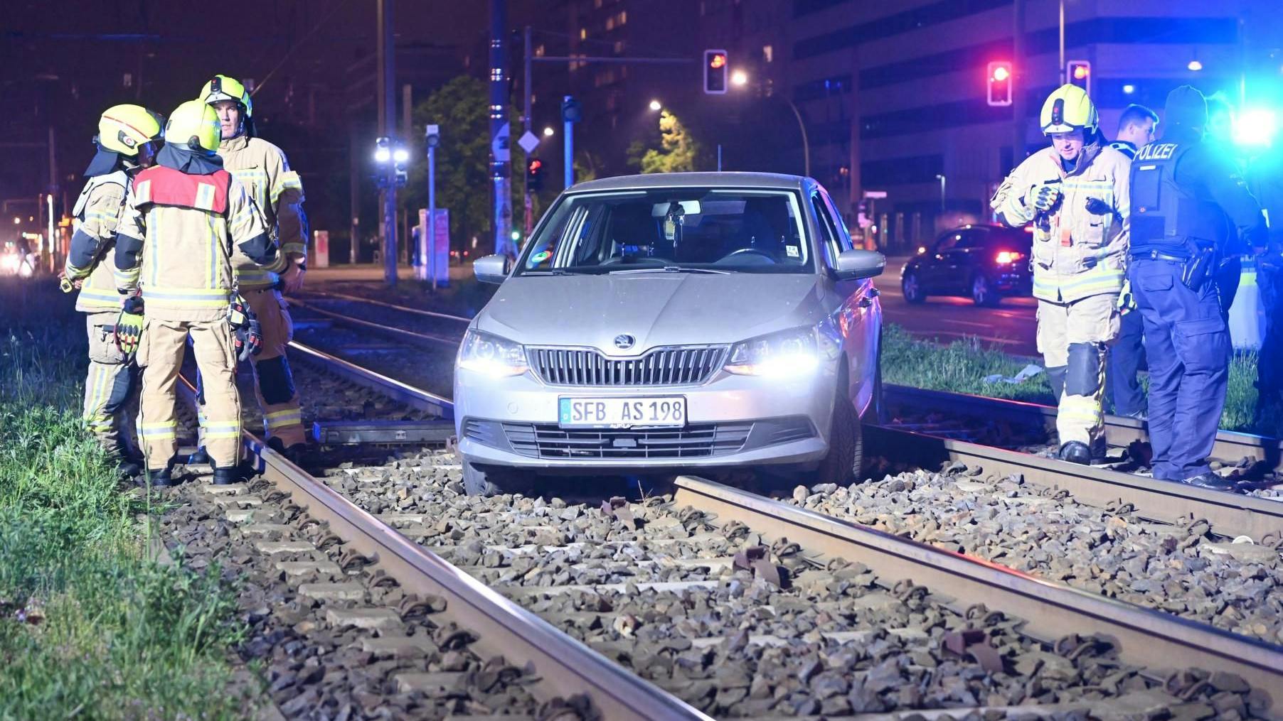 Im Gleisbett vor dem Soho-Haus in Mitte landete dieser Skoda.