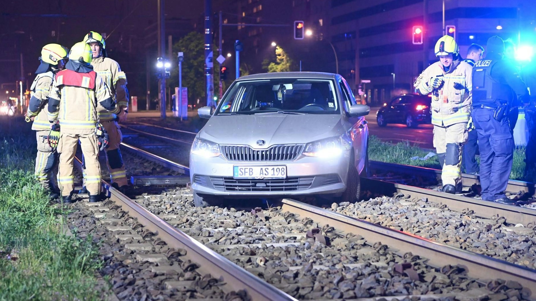 Im Gleisbett vor dem Soho-Haus in Mitte landete dieser Skoda.