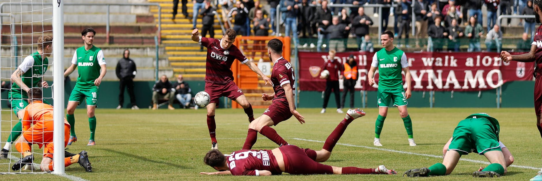 Chris Reher (M.) verwertet den Lattenabpraller zum 2:0 für den BFC Dynamo.