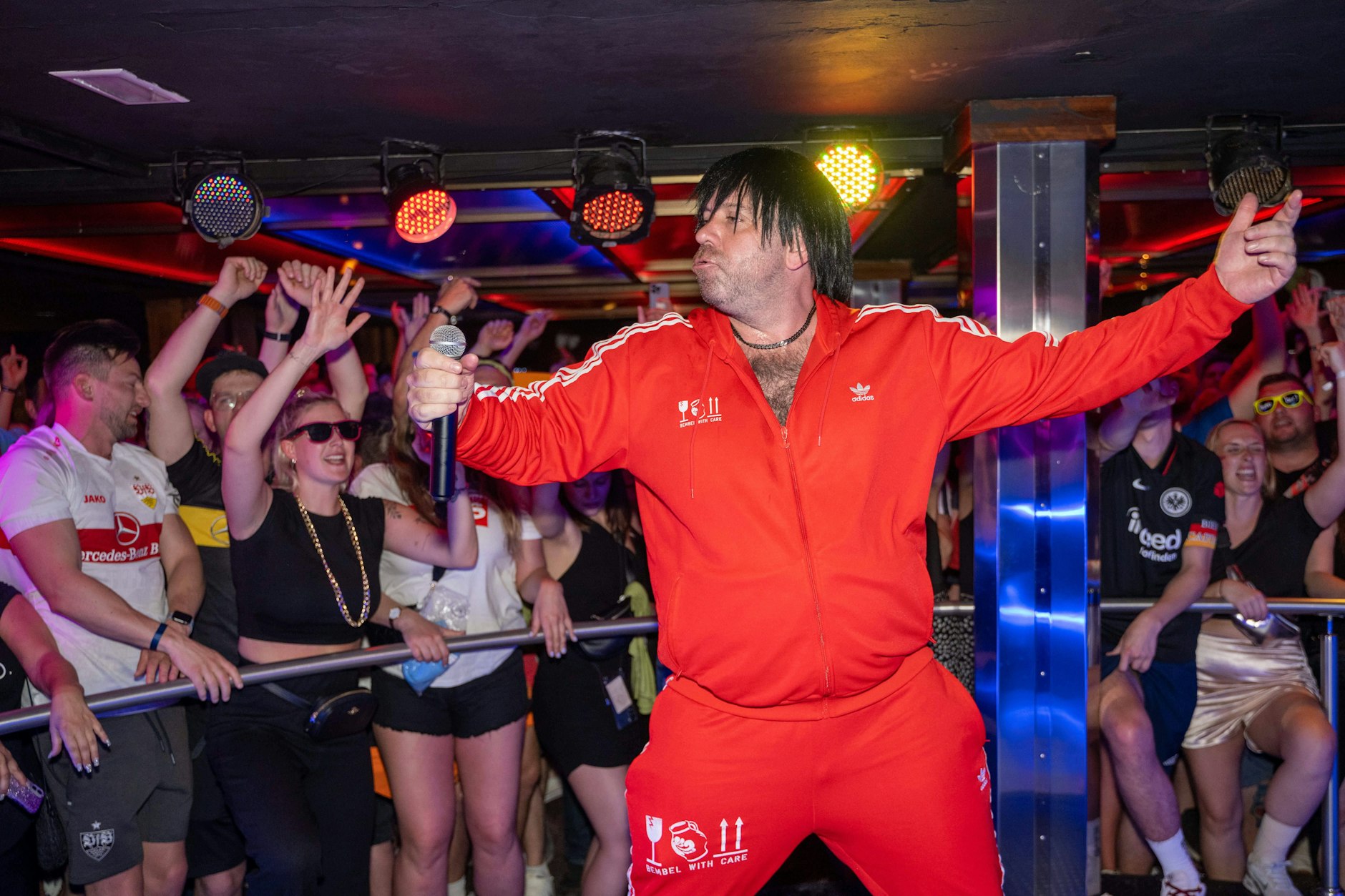 Egal wo Ikke Hüftgold aktuell auftritt, wenn er seinen neusten Ballermann-Hit„ Bumsbar“ performt, tobt die Menge.