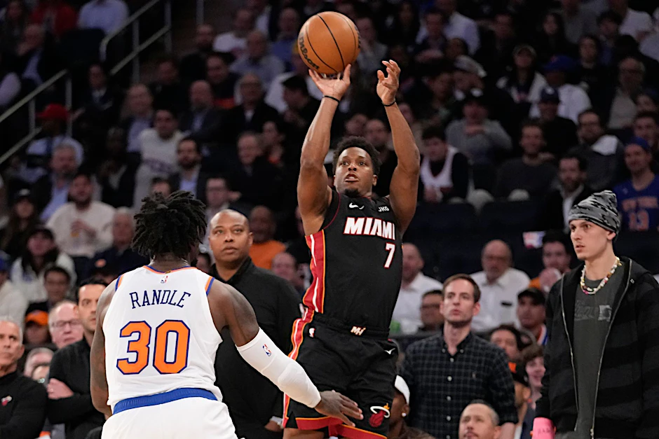 Miami-Heat-Guard Kyle Lowry wirft einen Dreipunkte-Korb an New York Knicks-Forward Julius Randle vorbei.  