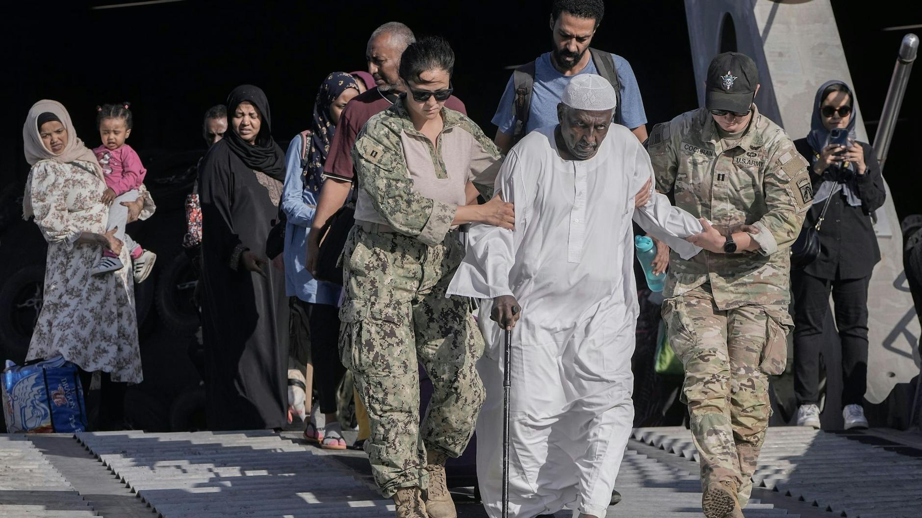 Sudanesen wurden von einem US-Kriegsschiff über das Rote Meer nach Saudi-Arabien gebracht.