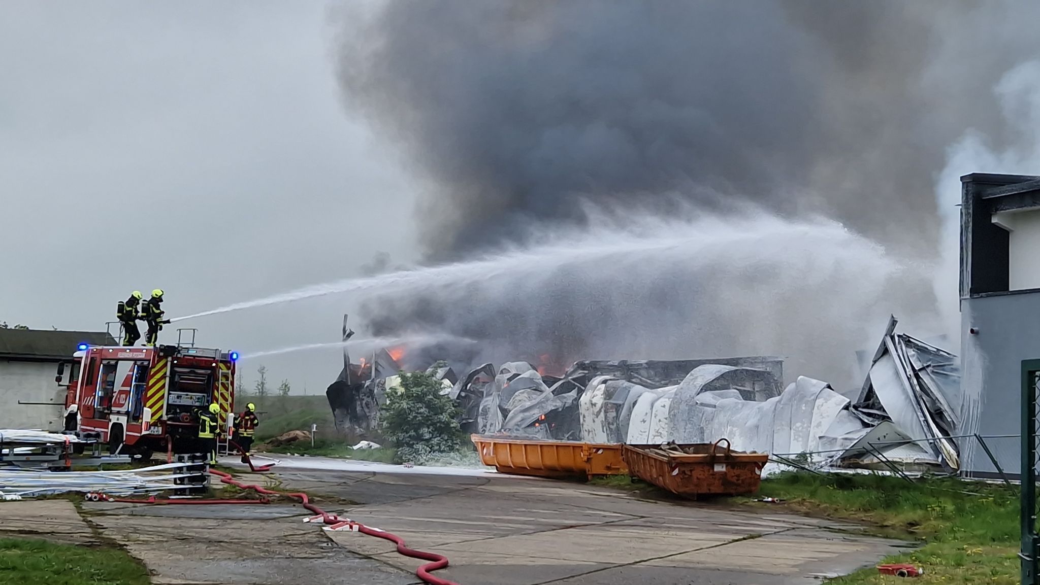 Feuer Zerstört Lagerhalle In Potsdam - Brandstiftung?