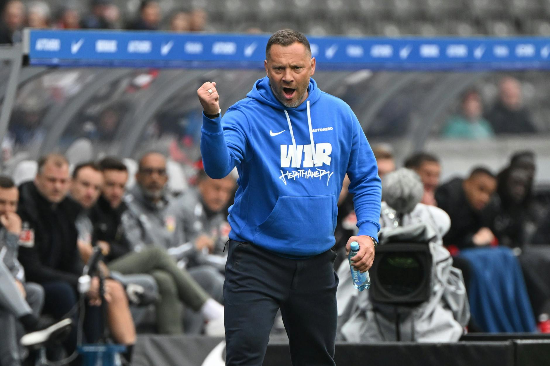 Herthas Cheftrainer Pal Dardai (47) hält an seinem Motto fest und macht seinen Spielern weiter Dampf. 