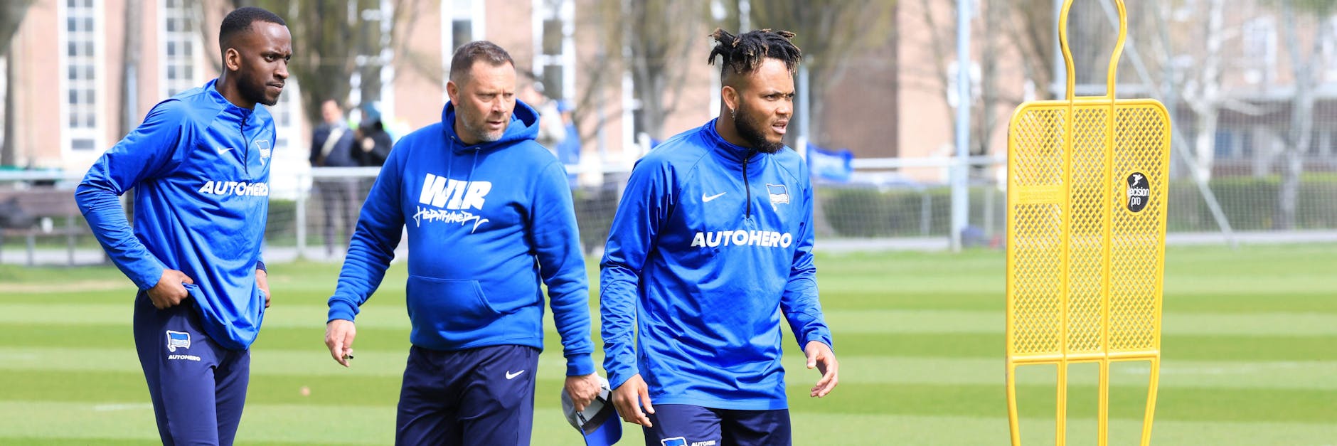 Hertha-Trainer Pal Dardai verspricht sich in Köln mehr von seinen Flügelstürmern Dodi Lukebakio (l.) und Chidera Ejuke. 