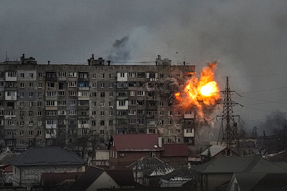 Eine Explosion geht von einem Wohnhaus in der Mytropolytska-Straße 110 aus, nachdem ein Panzer der russischen Armee es am 11. März 2022 in Mariupol, Ukraine, beschossen hat. Das Bild ist Teil einer Serie von Bildern von Fotografen der Nachrichtenagentur Associated Press (AP), die 2023 mit dem Pulitzer-Preis für Nachrichtenfotografie ausgezeichnet wurde.