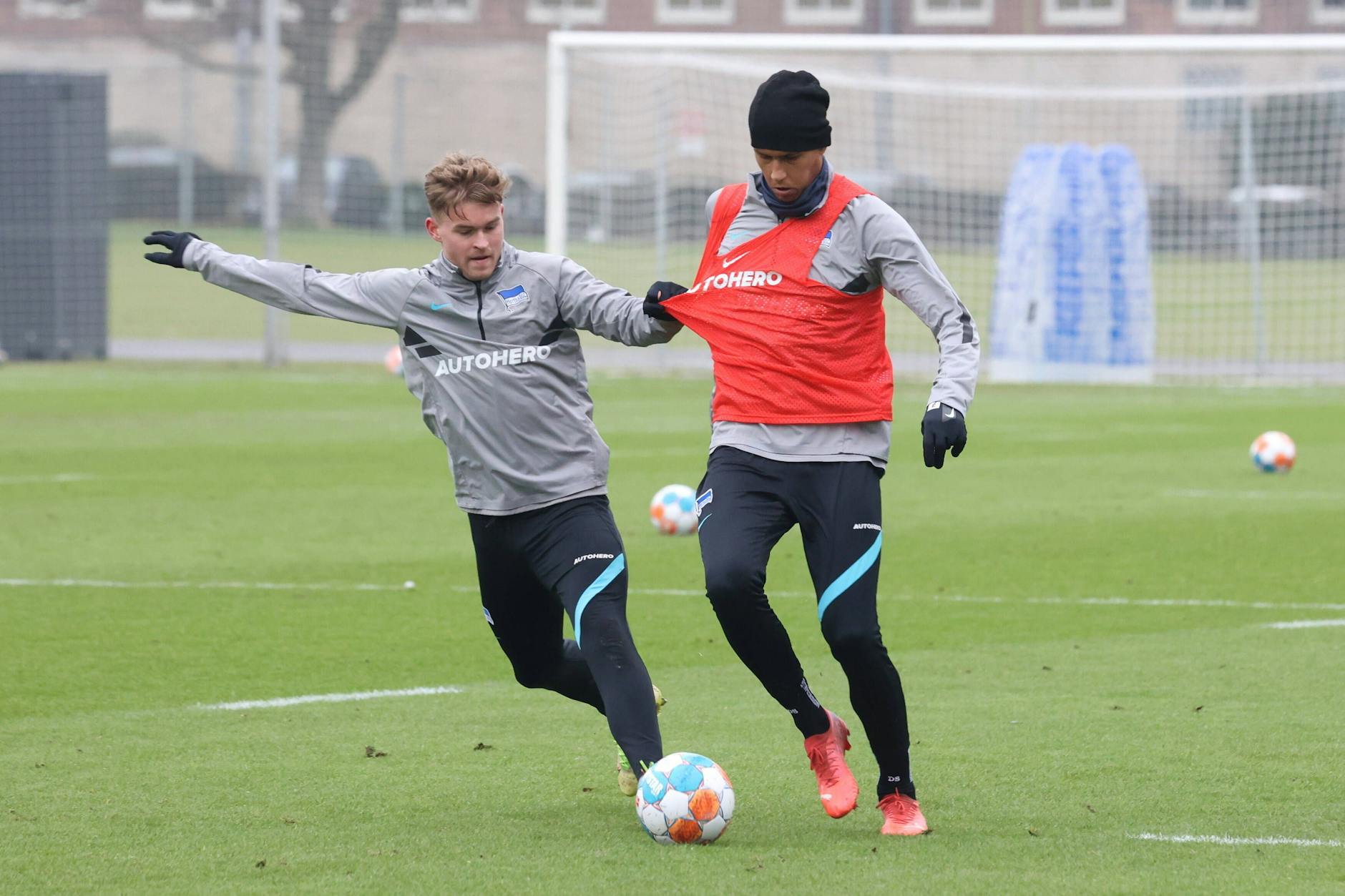 Duellierten sich oft im Training und stehen sich am Freitag als Gegner gegenüber: Herthas Maxi Mittelstädt und Kölns Davie Selke (r.). 