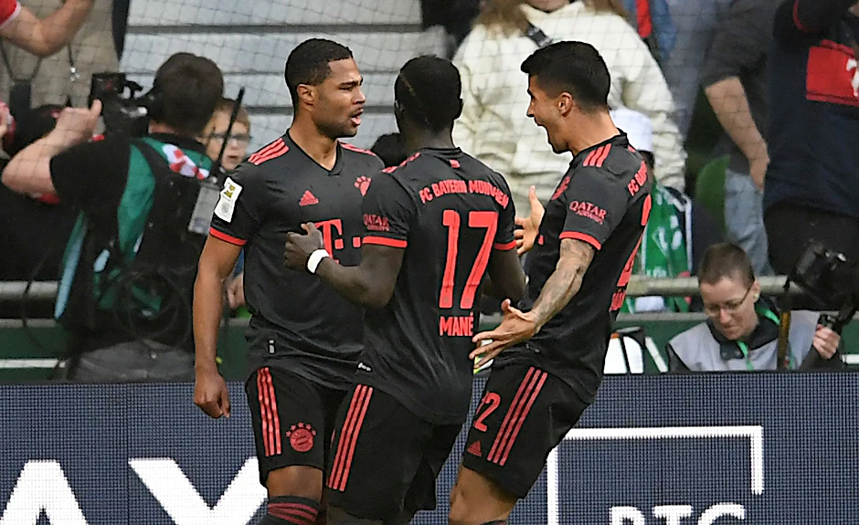 Sadio Mane (M) und Joao Cancelo freuen sich über das Tor von Serge Gnabry (l) zum 1:0.  