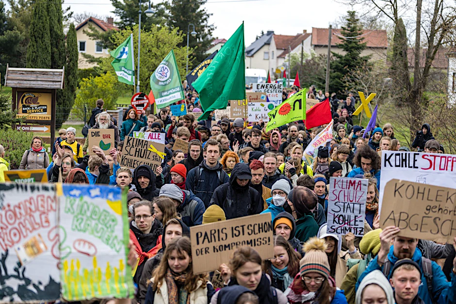 Ein Bündnis aus Umweltverbänden, Klimagruppen und lokalen Initiativen hatte zur Demonstration am Tagebau Nochten in der Lausitz aufgerufen. Hunderte Menschen kamen.  