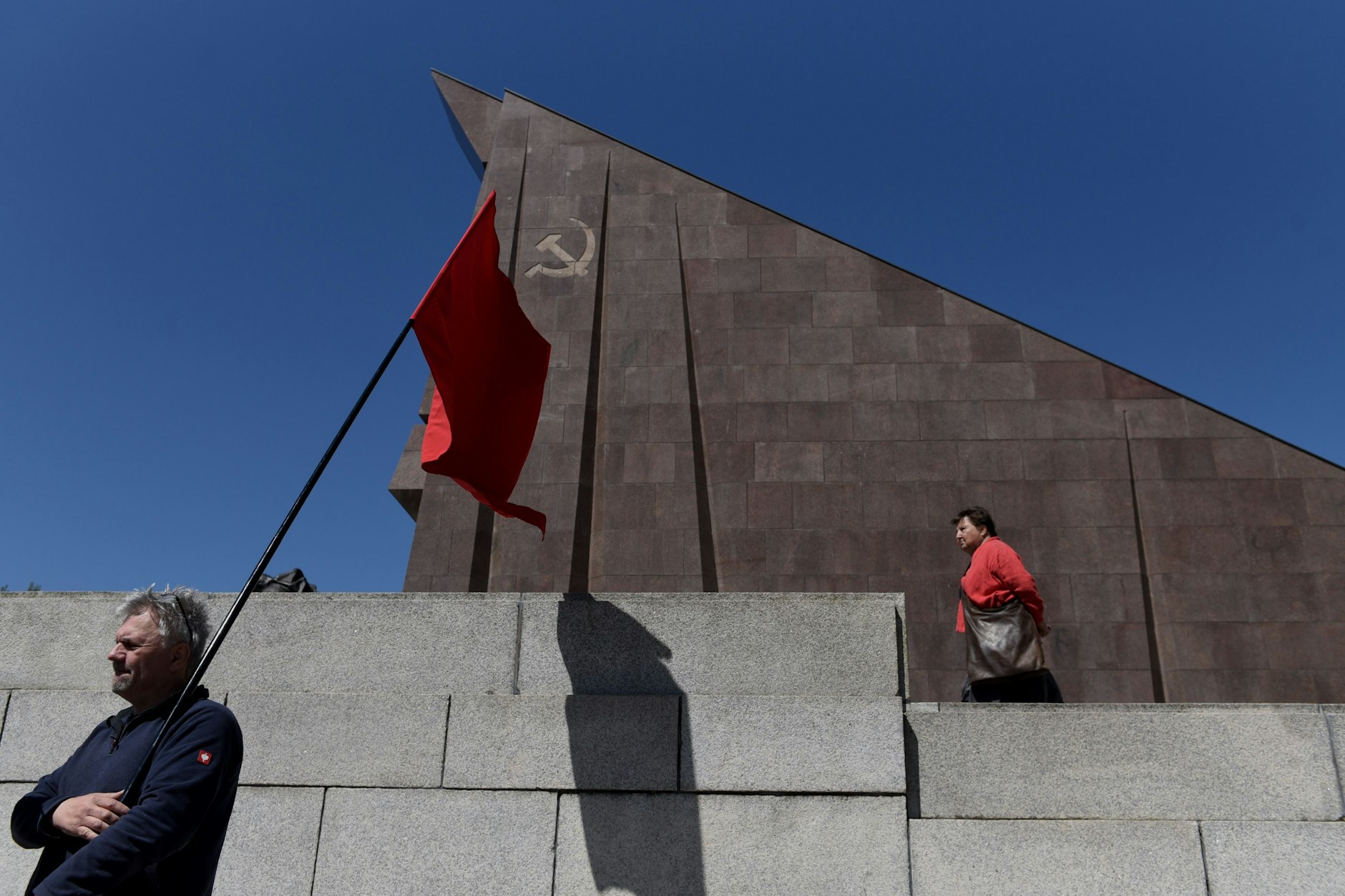 Eine rote Fahne am Sowjetischen Ehrenmal in Treptow.
Schon 2023 konnten die Gedenkfeierlichkeiten nur unter starkem Polizeischutz stattfinden.