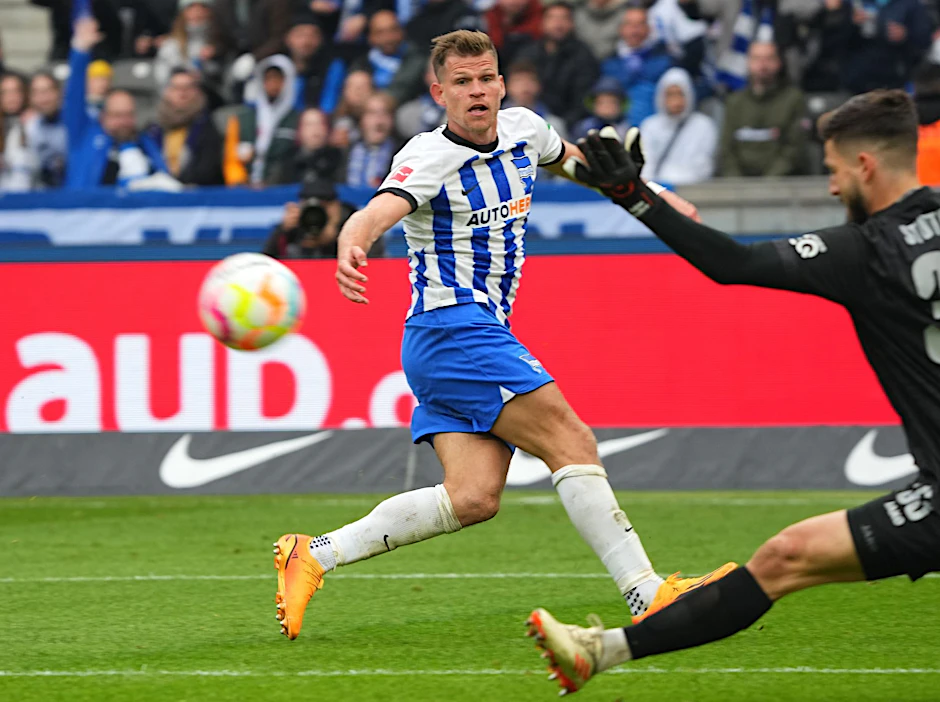 ARCHIV - Herthas Florian Niederlechner (l) im Duell mit Stuttgarts Torhüter Fabian Bredlow.  